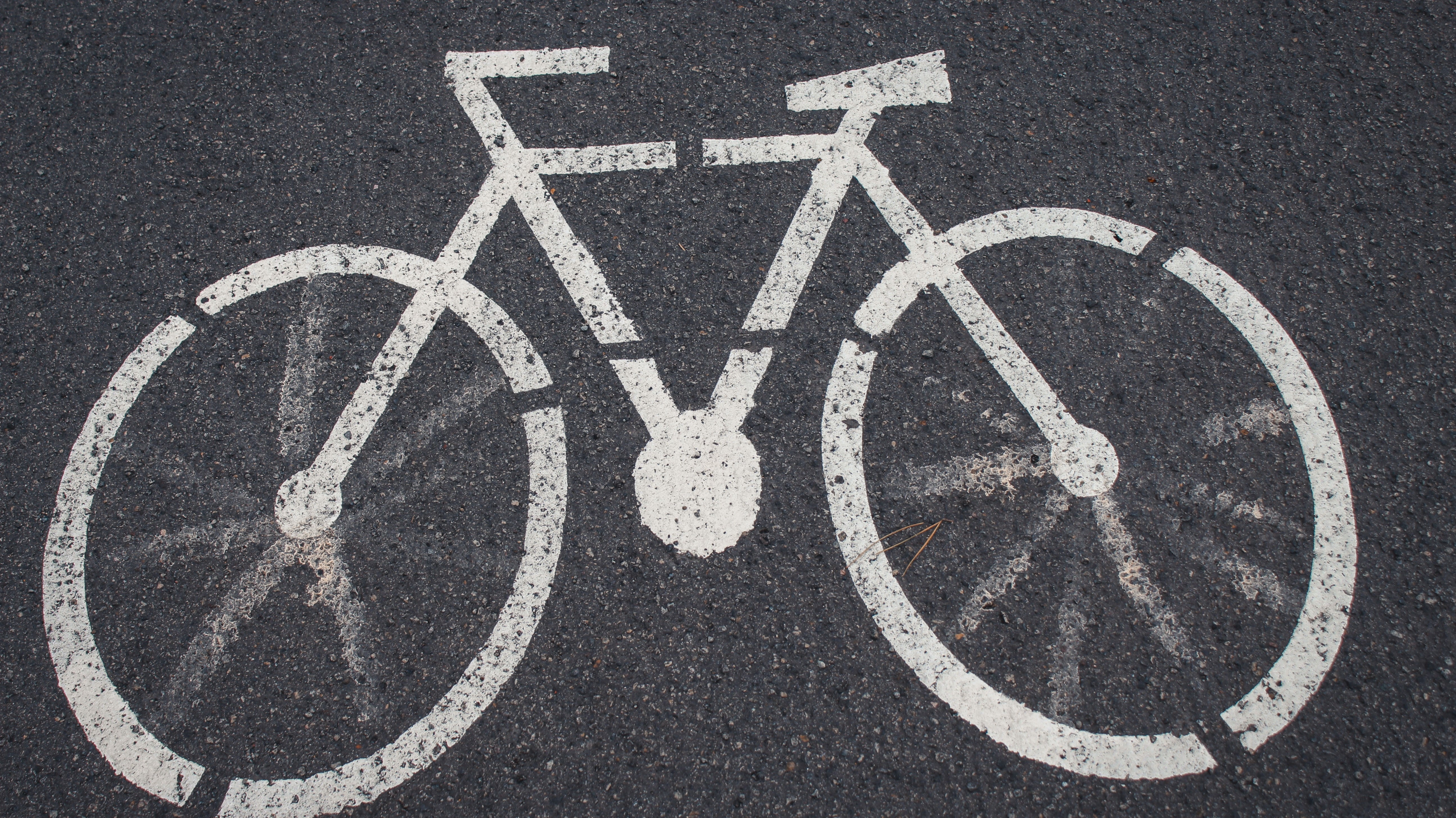 Weißes Fahrrad Piktogramm auf der Straße